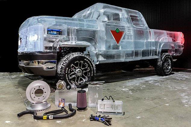 俄羅斯：男子用6噸冰塊造汽車