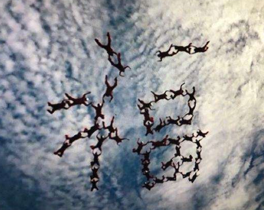 48名极限跳伞运动员空中拼“福”字