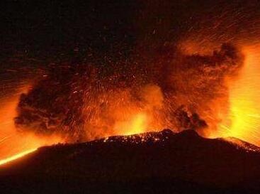 日本：新燃岳火山活動頻繁爆炸性噴發繼續 火山口擴大