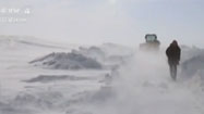 内蒙古：风吹雪致16人被困 军民携手救援