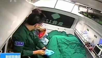 湖北宜昌：龙凤胎早产 救护车变产房