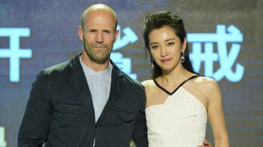 科幻大片《巨齿鲨》来华宣传 李冰冰挑战无实物表演