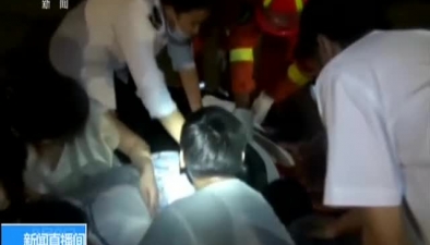 江苏盐城：女子骑车发生事故 众人合力救援