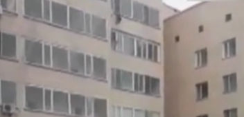 哈薩克斯坦：男孩從10樓跌落 9樓鄰居一把抱住
