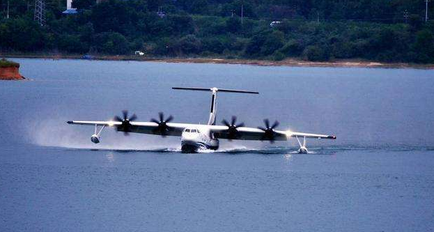 国产大型水陆两栖飞机AG600完成首次水上高速滑行