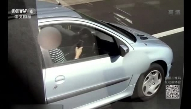 英國：高速開車玩手機 警察坐卡車跟拍