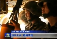 实拍90后女兵驾驶步战车射击打靶