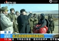 金正恩视察朝精英部队 士兵胸口碎石