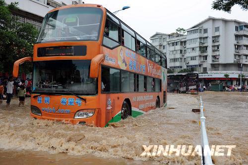 桂林遇强降雨 城区内涝严重