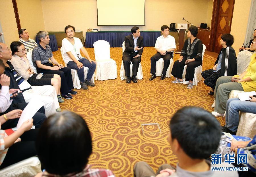 （搜寻马航370航班）（1）中国政府特使张业遂看望马航失联客机中国乘客家属