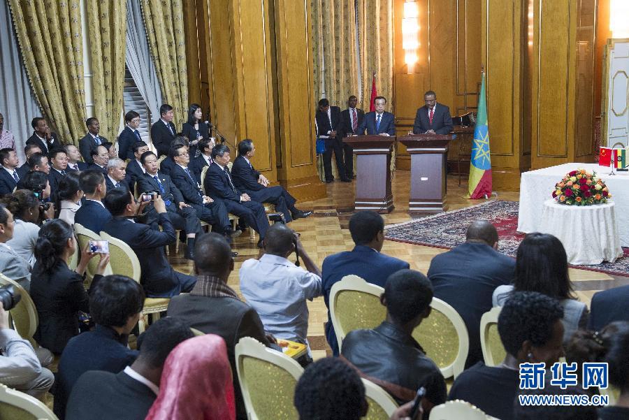 5月4日,国务院总理李克强在亚的斯亚贝巴与埃塞俄比亚总理海尔马里亚姆举行会谈。这是会谈后,李克强与海尔马里亚姆共同会见记者。 新华社记者 王晔 摄 5月4日,国务院总理李克强在亚的斯亚贝巴与埃塞俄比亚总理海尔马里亚姆举行会谈。这是会谈后,李克强与海尔马里亚姆共同会见记者。 新华社记者 王晔 摄