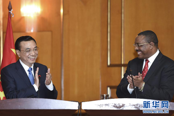 5月4日,国务院总理李克强在亚的斯亚贝巴与埃塞俄比亚总理海尔马里亚姆举行会谈。这是会谈结束后,李克强与海尔马里亚姆共同会见记者。 新华社记者 李学仁 摄 5月4日,国务院总理李克强在亚的斯亚贝巴与埃塞俄比亚总理海尔马里亚姆举行会谈。这是会谈结束后,李克强与海尔马里亚姆共同会见记者。 新华社记者 李学仁 摄