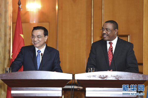 5月4日,国务院总理李克强在亚的斯亚贝巴与埃塞俄比亚总理海尔马里亚姆举行会谈。这是会谈后,李克强与海尔马里亚姆共同会见记者。 新华社记者 李学仁 摄 5月4日,国务院总理李克强在亚的斯亚贝巴与埃塞俄比亚总理海尔马里亚姆举行会谈。这是会谈后,李克强与海尔马里亚姆共同会见记者。 新华社记者 李学仁 摄