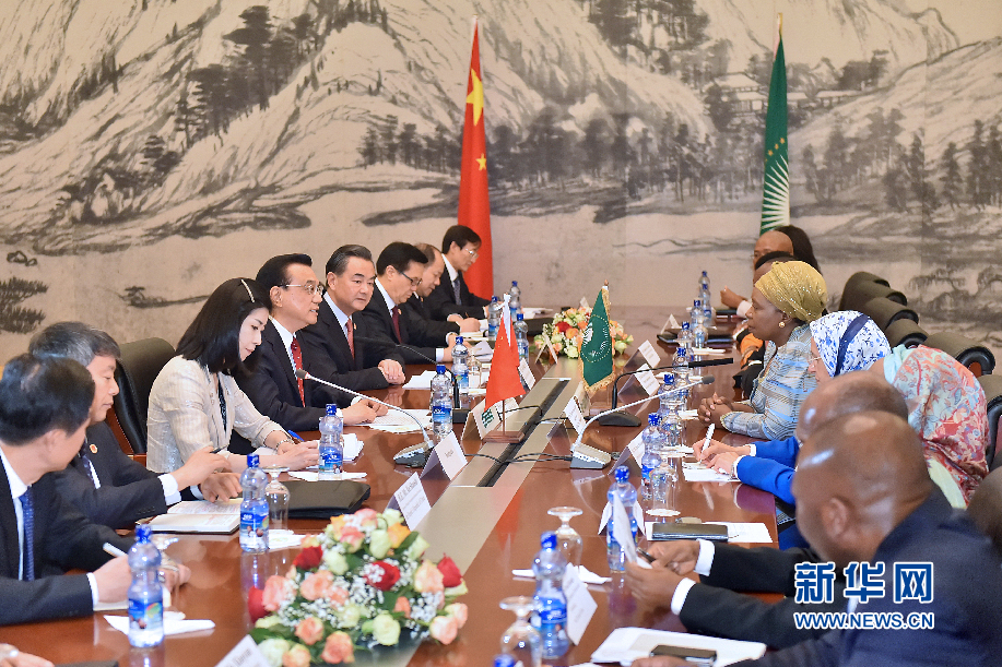5月5日,中国国务院总理李克强在亚的斯亚贝巴非洲联盟总部会见非盟委员会主席祖马。 新华社记者李涛摄 5月5日,中国国务院总理李克强在亚的斯亚贝巴非洲联盟总部会见非盟委员会主席祖马。 新华社记者李涛摄