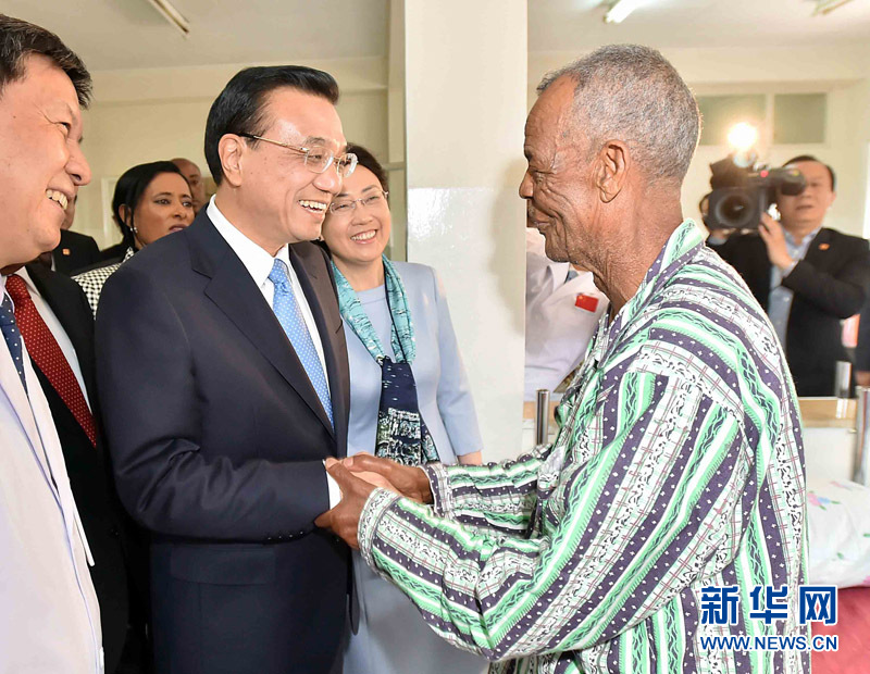 5月6日，中国国务院总理李克强与埃塞俄比亚总统穆拉图一同来到亚的斯亚贝巴阿勒塔医院，看望受益于中国免费白内障手术&ldquo;光明行&rdquo;活动的埃塞俄比亚患者。新华社记者 李涛 摄 
