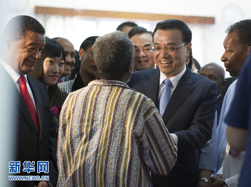 5月6日，中国国务院总理李克强与埃塞俄比亚总统穆拉图一同来到亚的斯亚贝巴阿勒塔医院，看望受益于中国免费白内障手术&ldquo;光明行&rdquo;活动的埃塞俄比亚患者。新华社记者 谢环驰 摄 
