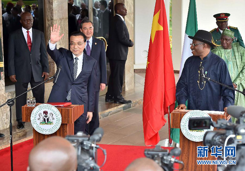 5月7日，中国国务院总理李克强在阿布贾与尼日利亚总统乔纳森会谈后共同会见记者，并回答记者提问。 新华社记者李涛摄 