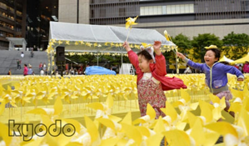 孩子们在&rdquo;油菜花田&ldquo;里嬉戏