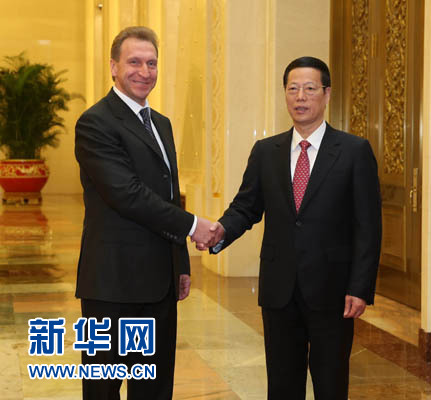 5月8日,国务院副总理张高丽在北京与俄罗斯政府第一副总理舒瓦洛夫举行会谈。 新华社记者刘卫兵摄 5月8日,国务院副总理张高丽在北京与俄罗斯政府第一副总理舒瓦洛夫举行会谈。 新华社记者刘卫兵摄