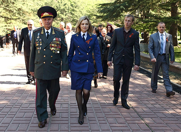 克里米亚美女检察长着新制服效忠俄罗斯宪法