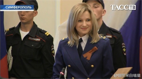 克里米亚美女检察长着新制服效忠俄罗斯宪法