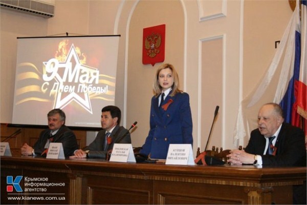 克里米亚美女检察长着新制服效忠俄罗斯宪法