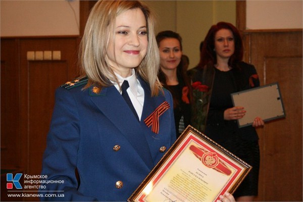 克里米亚美女检察长着新制服效忠俄罗斯宪法