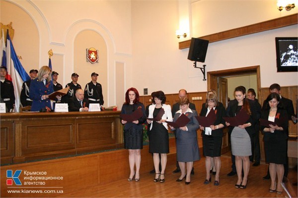 克里米亚美女检察长着新制服效忠俄罗斯宪法