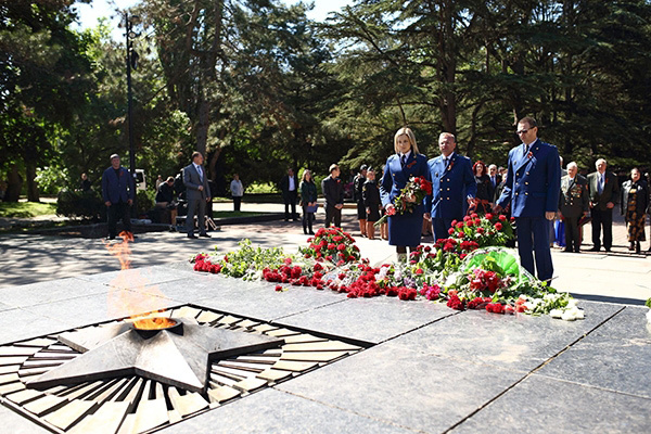 克里米亚美女检察长着新制服效忠俄罗斯宪法