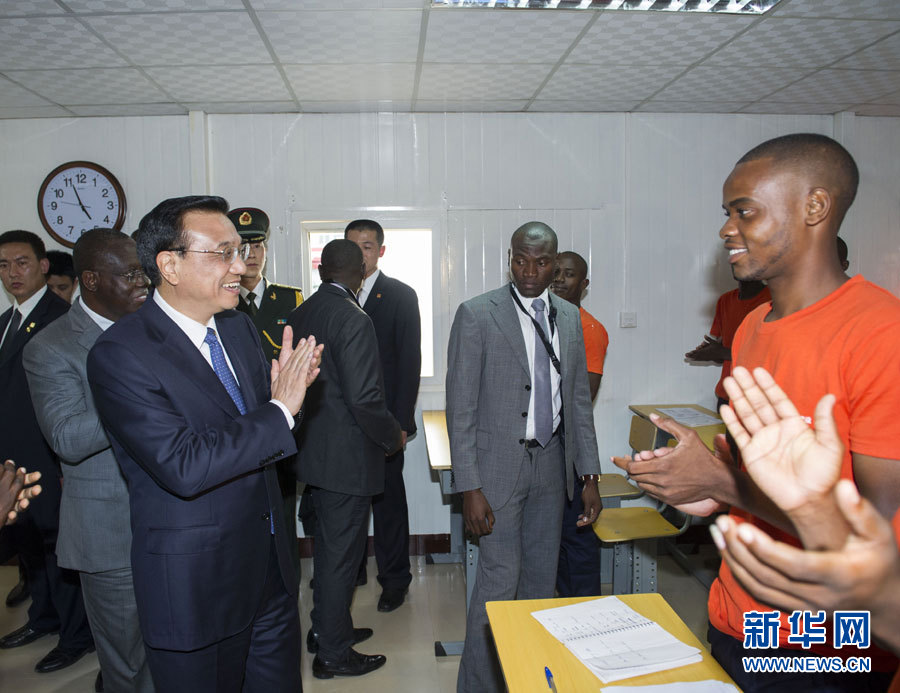 这是李克强在学校教室内同正在上课的学生互动交流。新华社记者王晔摄 这是李克强在学校教室内同正在上课的学生互动交流。新华社记者王晔摄