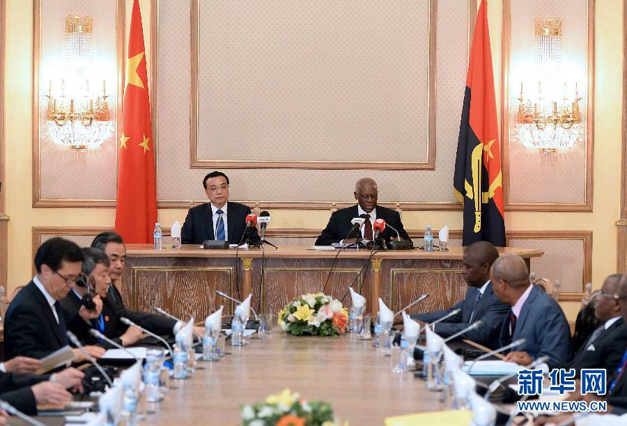 5月9日，中国国务院总理李克强在安哥拉总统府同安总统多斯桑托斯举行会谈。 新华社记者李涛摄