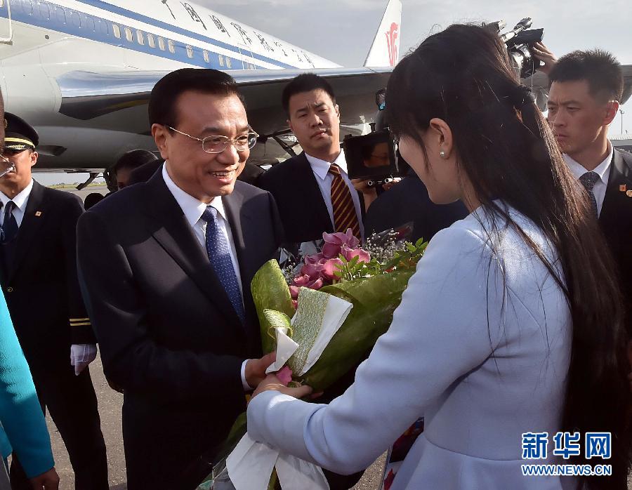 5月8日，应安哥拉总统多斯桑托斯邀请，中国国务院总理李克强乘专机抵达罗安达二月四日国际机场，开始对安哥拉进行正式访问。 新华社记者李涛 摄 