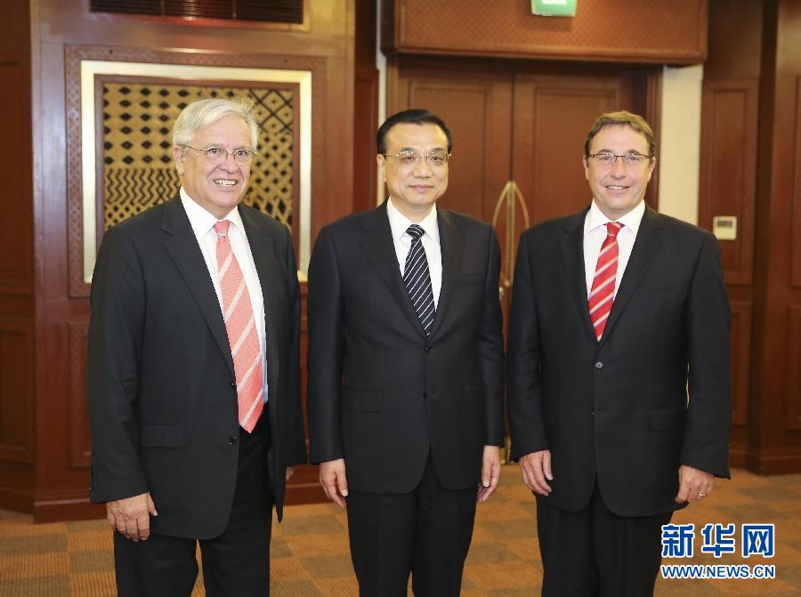 5月10日,国务院总理李克强在内罗毕会见联合国环境规划署执行主任施泰纳(右)和联合国人居署执行主任克洛斯。 新华社记者 丁林 摄 5月10日,国务院总理李克强在内罗毕会见联合国环境规划署执行主任施泰纳(右)和联合国人居署执行主任克洛斯。 新华社记者 丁林 摄