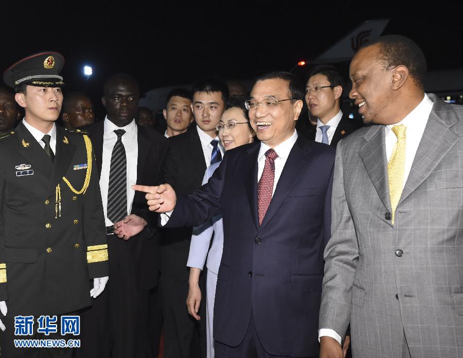 5月9日，应肯尼亚总统肯雅塔邀请，中国国务院总理李克强乘专机抵达内罗毕肯雅塔国际机场，开始对肯尼亚进行正式访问。李克强总理夫人程虹同机抵达。肯尼亚总统肯雅塔和副总统鲁托率肯政府高级官员到机场迎接。新华社记者 李学仁 摄 