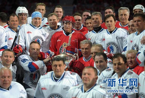 俄总统普京参加冰球友谊赛 攻入6球助攻5次最