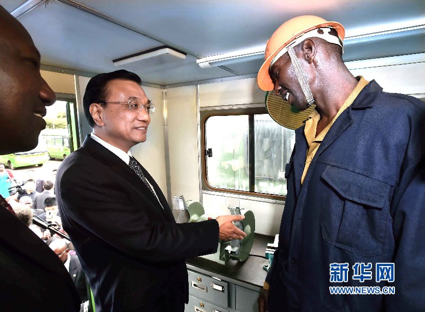 5月11日,国务院总理李克强参观肯尼亚国家青年服务队。这是李克强与服务队队员亲切交谈。 新华社记者 李涛 摄 5月11日,国务院总理李克强参观肯尼亚国家青年服务队。这是李克强与服务队队员亲切交谈。 新华社记者 李涛 摄