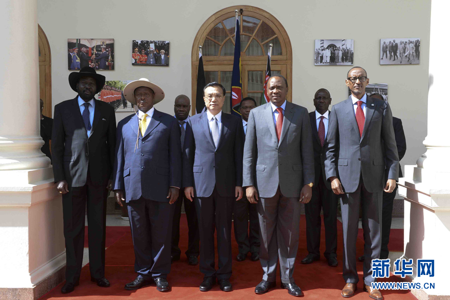 这是李克强在签字仪式后参加集体合影。新华社记者李学仁摄 这是李克强在签字仪式后参加集体合影。新华社记者李学仁摄