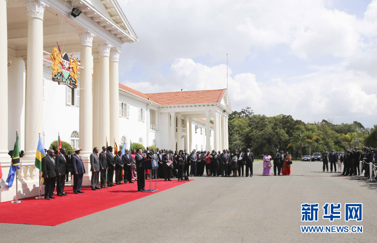 5月11日,中国国务院总理李克强在内罗毕国家宫与肯尼亚总统肯雅塔共同会见记者,介绍中非合作建设肯尼亚蒙巴萨-内罗毕铁路情况。乌干达总统穆塞韦尼、卢旺达总统卡加梅、南苏丹总统基尔等东非地区国家领导人参加。新华社记者丁林摄 5月11日,中国国务院总理李克强在内罗毕国家宫与肯尼亚总统肯雅塔共同会见记者,介绍中非合作建设肯尼亚蒙巴萨-内罗毕铁路情况。乌干达总统穆塞韦尼、卢旺达总统卡加梅、南苏丹总统基尔等东非地区国家领导人参加。新华社记者丁林摄
