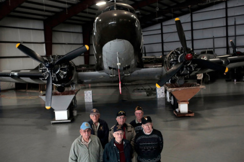 一群二战老兵与&ldquo;威士忌7号&rdquo;在一起。这架飞机将于本周飞往诺曼底。