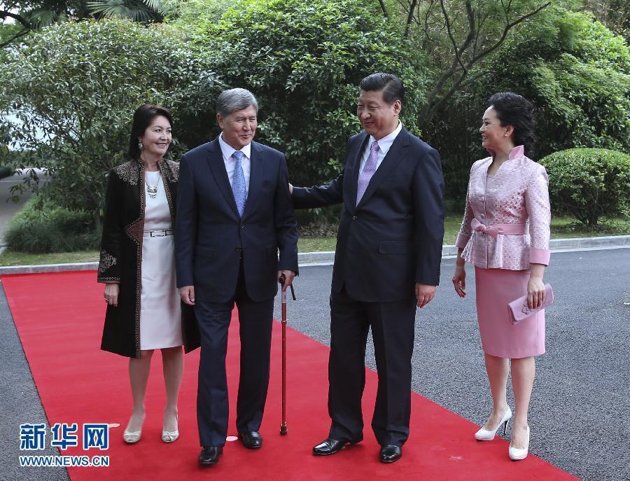 会谈前,习近平在上海西郊会议中心广场为阿坦巴耶夫举行欢迎仪式。新华社记者 兰红光 摄 会谈前,习近平在上海西郊会议中心广场为阿坦巴耶夫举行欢迎仪式。新华社记者 兰红光 摄