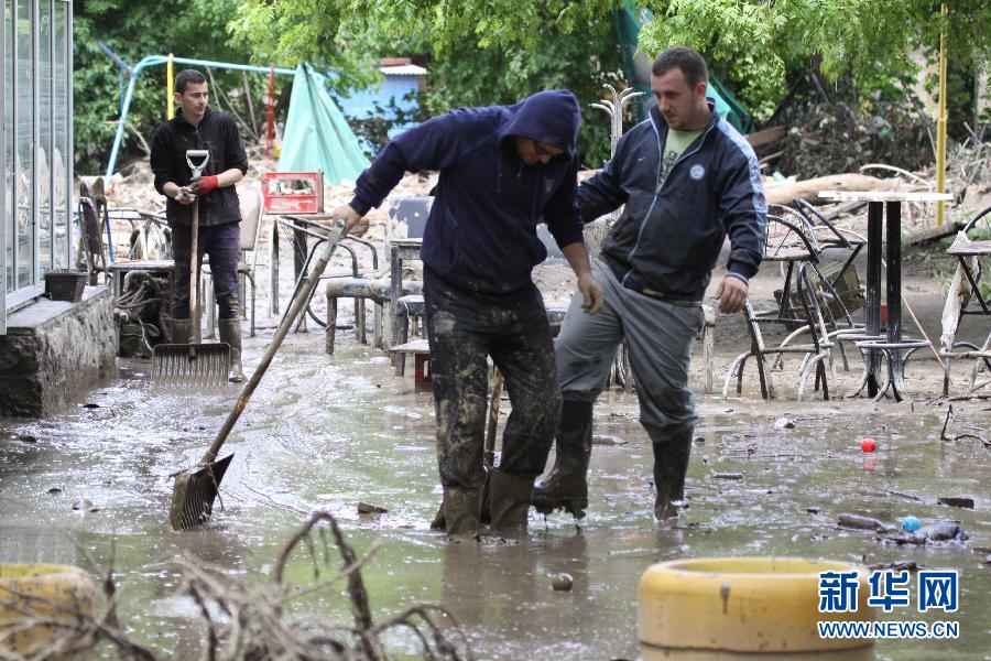 （国际）（2）波黑受灾群众进行灾后清理