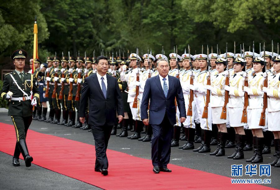 5月19日，国家主席习近平在上海同哈萨克斯坦总统纳扎尔巴耶夫举行会谈。这是会谈前，习近平在上海西郊会议中心广场为纳扎尔巴耶夫举行欢迎仪式。新华社记者 姚大伟 摄 