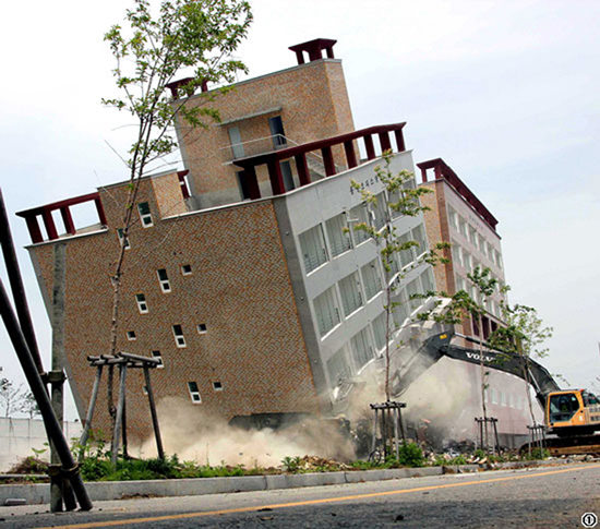 韩国&ldquo;楼歪歪&rdquo;遭拆除施工过程中倒塌（组图）