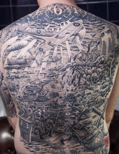 来自英国布里斯托尔的历史发烧友杰森&middot;佩奈尔(Jason Purnell)为了纪念诺曼底登陆70周年，把坦克、士兵和大型喷火飞机全部纹在了自己的整个后背上。