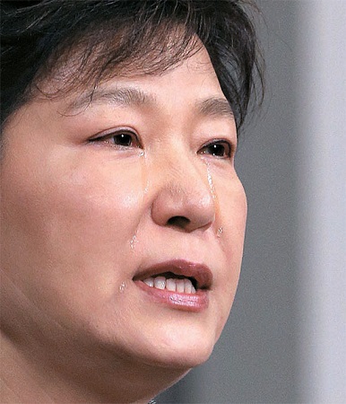 朴槿惠谈沉船事故救援人员流泪称其英雄（图）