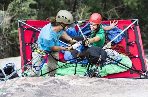 美国一旅行社推出极限露营项目在悬崖上搭帐篷