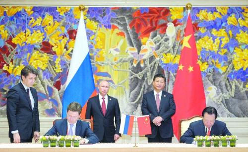 中俄21日在上海签署两国政府东线天然气合作项目备忘录、中俄东线供气购销合同两份能源领域重要合作文件。图为中国国家主席习近平与俄罗斯总统普京共同见证签字仪式。