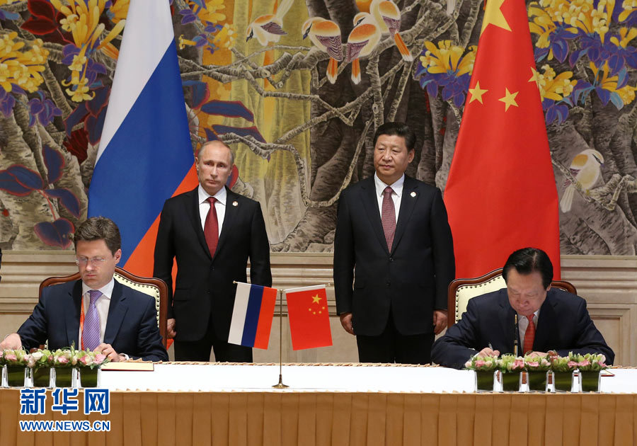  5月21日，国家主席习近平和俄罗斯总统普京在上海共同见证中俄两国政府《中俄东线天然气合作项目备忘录》、中国石油天然气集团公司和俄罗斯天然气工业股份公司《中俄东线供气购销合同》的签署。新华社记者 庞兴雷 摄