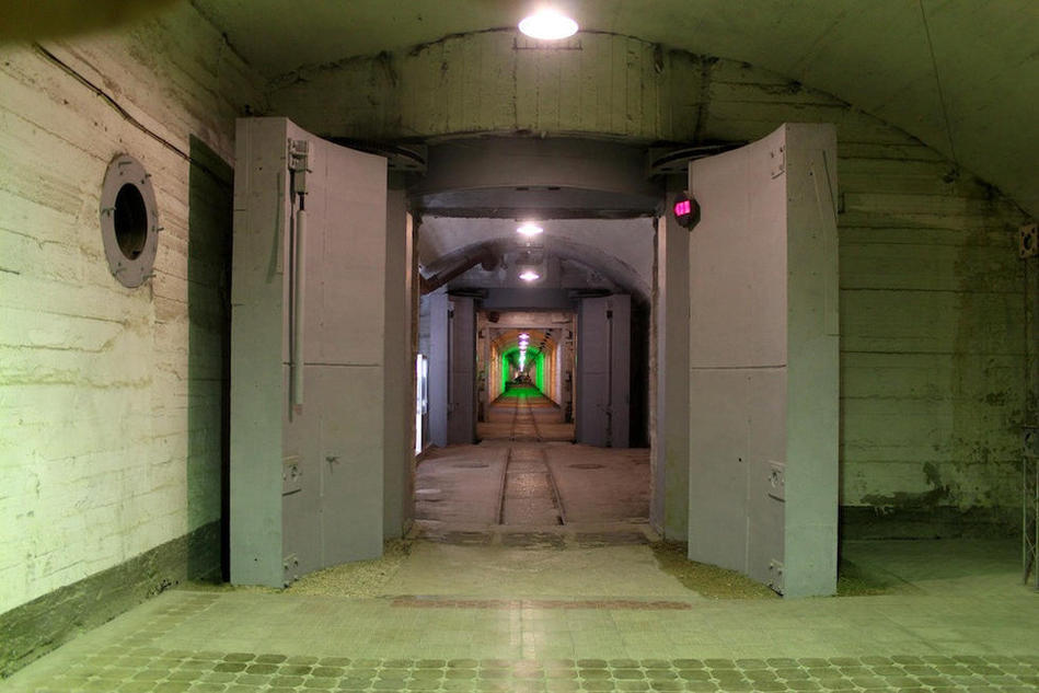 　　&ldquo;为了加强对这处军事设施的保密性，苏联克格勃在入港处建成了6处训练与监视设施，常驻有200名克格勃和格鲁乌的反间谍力量。每次潜艇入洞前好几天，有窗户临港的当地居民的窗帘就必须拉上，不允许临窗观看。&rdquo;