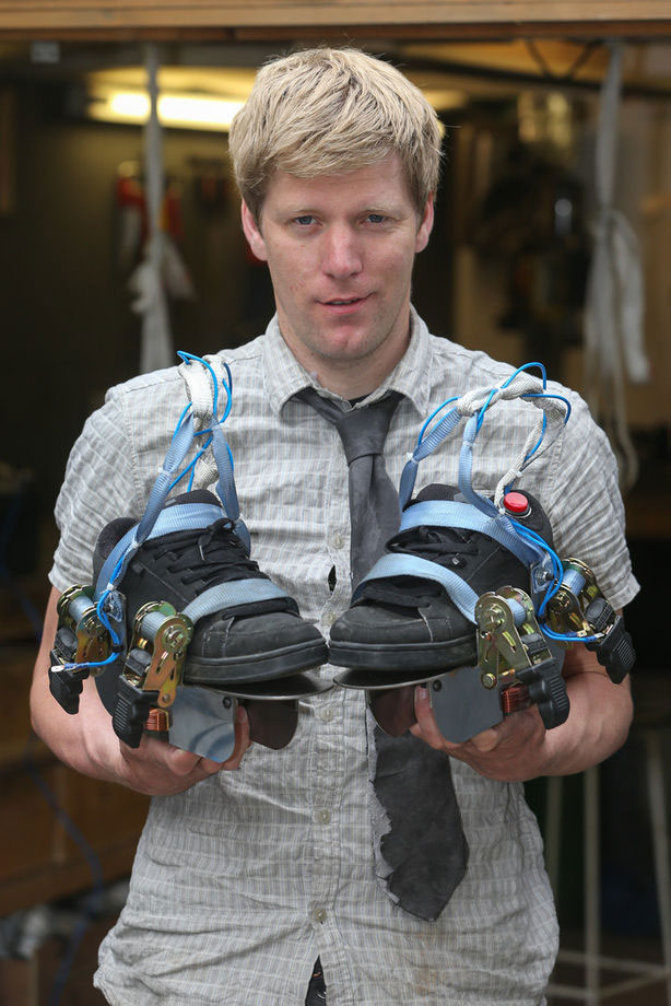 弗斯称有了这双磁铁鞋，他可以在摩天楼上行走，而无需乘坐电梯。